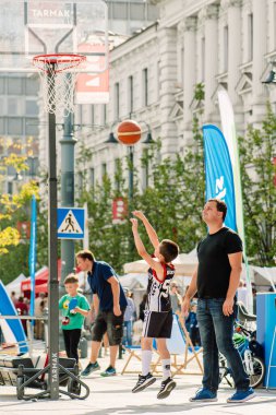 Çocuk, Vilnius, Litvanya, Avrupa 'da bir spor müsabakası sırasında basketbol oynuyor.
