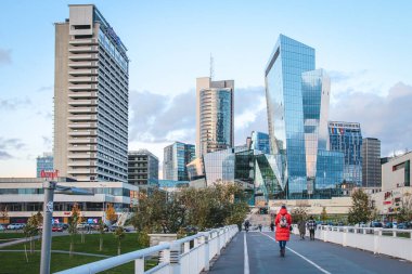 Vilnius, Litvanya 'nın başkenti, Avrupa. Beyaz köprüden şehre bakış, modern işletme finans bölgesi, modern mimari, binalar ve gökdelenler
