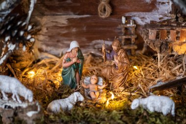 Kutsal ailenin el yapımı ahşap bir ahırda, İtalyan geleneksel Presepio veya Presepe 'de doğum sahnesi.