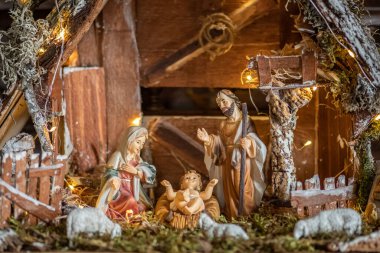 Kutsal ailenin el yapımı ahşap bir ahırda, İtalyan geleneksel Presepio veya Presepe 'de doğum sahnesi.