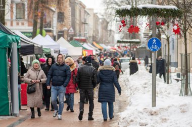 Daugavpils, Letonya - 13 Aralık 2023: Daugavpils, Letonya, Avrupa 'da Noel pazarı tezgahları, Noel süslemeleri ve yürüyen ve satın alan insanlar 