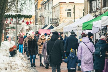 Daugavpils, Letonya - 13 Aralık 2023: Daugavpils, Letonya, Avrupa 'da Noel pazarı tezgahları, Noel süslemeleri ve yürüyen ve satın alan insanlar 