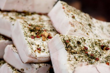 Büyük bir parça domuz yağı ya da domuz pastırması, sokak yiyecekleri pazarında baharat ve otlarla kaplıdır.