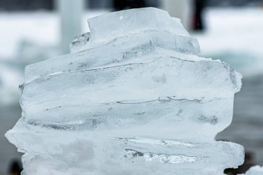 Soğuk su ve buz küpleri arka planda eriyor. Küresel ısınma veya iklim değişikliği kavramı. Soğuk terapi, nefes alma teknikleri, Wim Hof metodu, yoga ve meditasyon. 