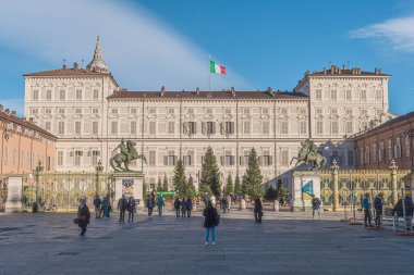 Torino, İtalya - 22 Aralık 2023: Piazza Castello ve Torino Kraliyet Sarayı, Kuzey İtalya 'nın Torino kentindeki Savoy Sarayı' nın tarihi sarayı, güneşli bir günde halk ve turistlerle