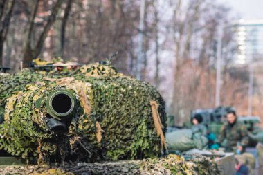 Zırhlı tank, top ve kamuflaj kaplamalı.