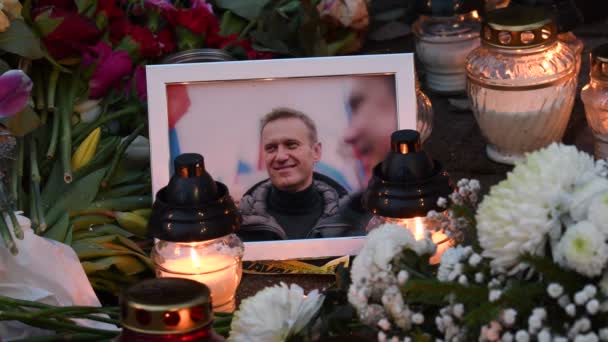 立陶宛维尔纽斯 2024年2月21日 俄罗斯反对派领导人阿列克谢 纳瓦尔尼逝世于哈普省一个偏远的教养所 在他的自然追悼会上燃起鲜花和蜡烛 — 图库视频影像