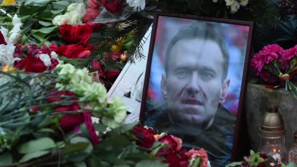 Wilno Litwa Lutego 2024 Kwiaty Świece Złożone Spontanicznym Memoriale Rosyjskiego — Wideo stockowe