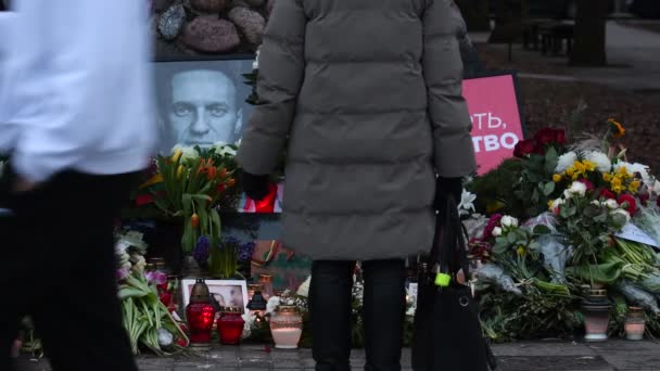 Vilnius Lituania Febbraio 2024 Fiori Candele Posati Memoriale Spontaneo Leader — Video Stock