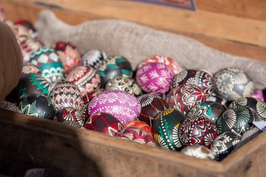 Geleneksel Litvanya ahşap renkli paskalya yumurtaları hasır sepette, bereketin ve doğanın sembolleriyle boyanmış yaşamın sembolü.