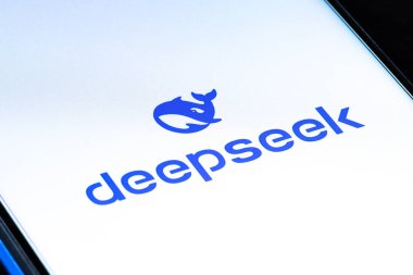 New York, ABD - 28 Ocak 2025: Deepseek AI logosu veya uygulaması akıllı telefonda sergileniyor, Çinli yapay zeka şirketi açık kaynaklı büyük dil modelleri geliştiriyor