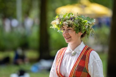 Vilnius, Litvanya - 7 Temmuz 2024: Ulusal Litvanya Şarkı ve Dans Festivali sırasında geleneksel giysili taç giymiş güzel kız 