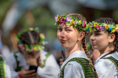 Vilnius, Litvanya - 7 Temmuz 2024: Ulusal Litvanya Şarkı ve Dans Festivali sırasında geleneksel giysili taç giymiş güzel kız 