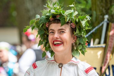 Vilnius, Litvanya - 7 Temmuz 2024: Ulusal Litvanya Şarkı ve Dans Festivali sırasında geleneksel giysili taç giymiş güzel kız 