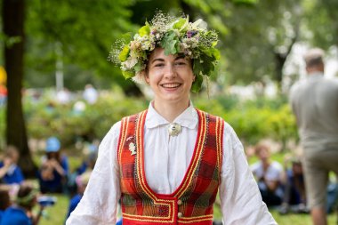 Vilnius, Litvanya - 7 Temmuz 2024: Ulusal Litvanya Şarkı ve Dans Festivali sırasında geleneksel giysili taç giymiş güzel kız 