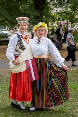 Vilnius, Litvanya - 7 Temmuz 2024: Ülke çapındaki Litvanya Şarkı ve Dans Festivali sırasında başında çiçek taç takmış birkaç kadın 