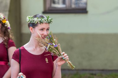 Vilnius, Litvanya - 7 Temmuz 2024: Ulusal Litvanya Şarkı ve Dans Festivali sırasında geleneksel giysili taç giymiş güzel kız 