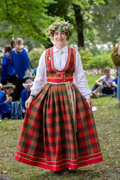 Vilnius, Litvanya - 7 Temmuz 2024: Ulusal Litvanya Şarkı ve Dans Festivali sırasında geleneksel giysili taç giymiş güzel kız 