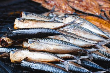 Tütsülenmiş uskumru balığı markette yemeye hazır.