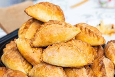 Kibinai, geleneksel Litvanya yemekleri, çeşitli et, soğan ve biberle dolu hamur işleri, Vilnius, Litvanya 'daki Karaite etnik azınlığı tarafından popüler, sokak gıda pazarı