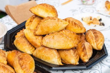 Kibinai, geleneksel Litvanya yemekleri, çeşitli et, soğan ve biberle dolu hamur işleri, Vilnius, Litvanya 'daki Karaite etnik azınlığı tarafından popüler, sokak gıda pazarı