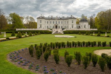 Litvanya, Palanga 'daki Amber Müzesi, çiçeklerle, çalılarla, yeşil çimlerle ve dramatik gri gökyüzüyle bahçeden manzara