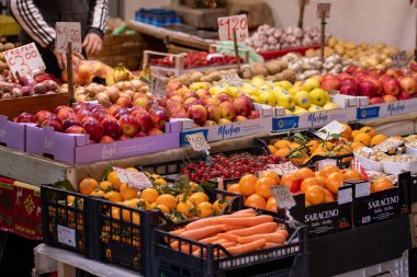 Bari, İtalya - 5 Mayıs 2025: Çiftçilerin açık hava pazarında taze sebze ve meyve, mevsimsel sağlıklı yiyecekler. Biyolojik ürünler, biyolojik ekoloji kavramı, sizin tarafınızdan yetiştirilmiş, vejetaryenler.