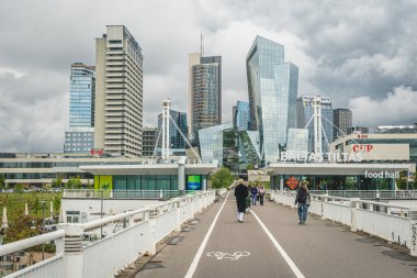Vilnius, Litvanya - 18 Mayıs 2025: Şehrin beyaz köprüden görünüşü, modern işletme finans bölgesi, modern mimari, binalar ve gökdelenler