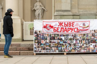 Vilnius, Litvanya - Mat 18 2025: Belarus 'u devam eden baskılara karşı destekleyen barışçıl protesto ve Belarus halkı ve kırmızı ve beyaz bayraklar için ücretsiz çağrı
