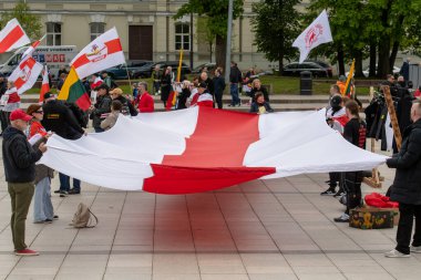 Vilnius, Litvanya - Mat 18 2025: Belarus 'u devam eden baskılara karşı destekleyen barışçıl protesto ve Belarus halkı ve kırmızı ve beyaz bayraklar için ücretsiz çağrı