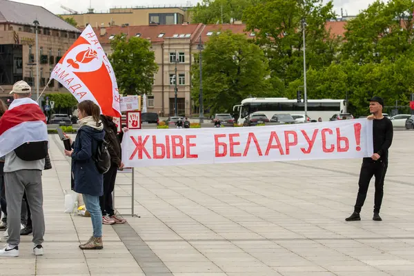 Vilnius, Litvanya - Mat 18 2025: Belarus 'u devam eden baskılara karşı destekleyen barışçıl protesto ve Belarus halkı ve kırmızı ve beyaz bayraklar için ücretsiz çağrı