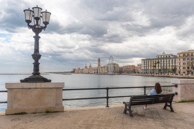 Roma, İtalya - 24 Mayıs 2025: İtalya 'da resmi olarak Abrogative Referandumları olan 2025 İtalyan halk referandumunun beş sorusu için renkli oy pusulaları