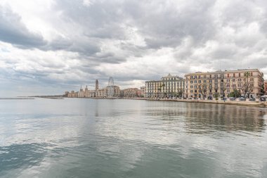 Roma, İtalya - 24 Mayıs 2025: İtalya 'da resmi olarak Abrogative Referandumları olan 2025 İtalyan halk referandumunun beş sorusu için renkli oy pusulaları