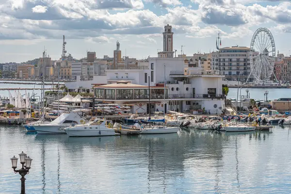 Roma, İtalya - 24 Mayıs 2025: İtalya 'da resmi olarak Abrogative Referandumları olan 2025 İtalyan halk referandumunun beş sorusu için renkli oy pusulaları