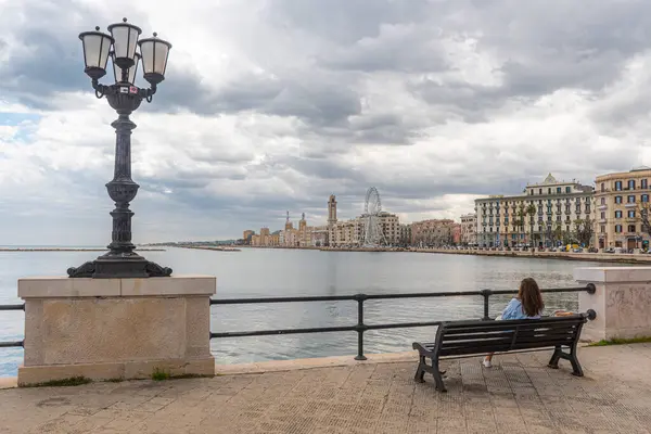 Roma, İtalya - 24 Mayıs 2025: İtalya 'da resmi olarak Abrogative Referandumları olan 2025 İtalyan halk referandumunun beş sorusu için renkli oy pusulaları