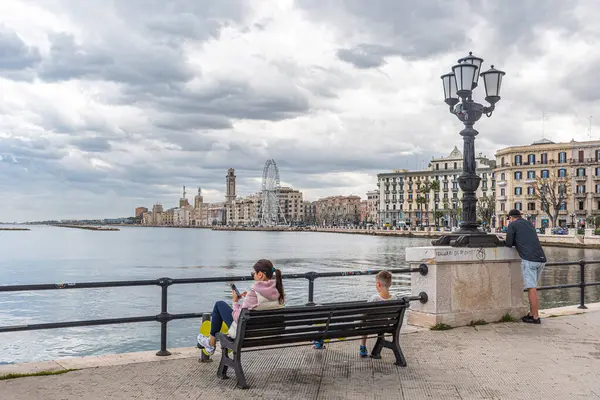 Roma, İtalya - 24 Mayıs 2025: İtalya 'da resmi olarak Abrogative Referandumları olan 2025 İtalyan halk referandumunun beş sorusu için renkli oy pusulaları