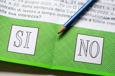 Roma, İtalya - 24 Mayıs 2025: 2025 İtalya halk referandumunun beş sorusundan biri için yeşil oy pusulasına evet ve hayır, resmi olarak İtalya 'da kalem ile yapılan Abrogative Referandum