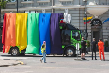 Vilnius, Litvanya - 7 Haziran 2025: Litvanya 'nın Vilnius kentinde düzenlenen LGBT + onur yürüyüşü sırasında gökkuşağı renkli bayrak taşıyan kamyon