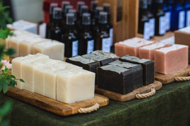 Bir halk sanatı ve el sanatları fuarı veya pazarında satmak için ahşap tahtalarda el yapımı organik sabun.