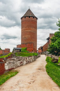 Turaida Kalesi 'nin ana kulesi, yakın zamanda Sigulda' dan Gauja Nehri 'nin karşı kıyısında Letonya' nın Vidzeme bölgesindeki Turaida 'da yeniden inşa edilmiş bir ortaçağ şatosu.