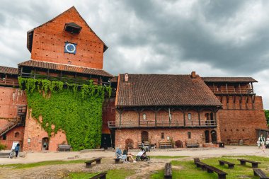 Sigulda, Letonya - 21 Haziran 2025: Turaida Kalesi 'nin havadan görünüşü, Letonya' nın Vidzeme bölgesinde yakın zamanda yeniden inşa edilen ortaçağ kalesi, Sigulda 'dan Gauja Nehri' nin karşı kıyısında.