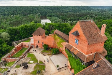 Turaida Kalesi 'nin havadan görünüşü, yakın zamanda Sigulda' dan Gauja Nehri 'nin karşı kıyısında, Letonya' nın Vidzeme bölgesindeki Turaida 'da yeniden inşa edilmiş bir ortaçağ kalesi.