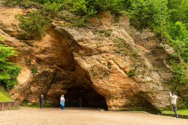 Duvarlarında yazılar olan Gutman Mağarası, Baltık ülkelerinin en geniş ve en yüksek mağarası, Sigulda, Letonya yakınlarındaki Gauja Ulusal Parkı.