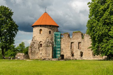 Cesis Ortaçağ kalesi, Letonya 'nın en ikonik ve en iyi korunmuş ortaçağ kalesi.