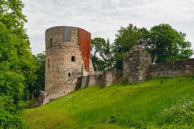 Cesis Ortaçağ kalesi, Letonya 'nın en ikonik ve en iyi korunmuş ortaçağ kalesi.