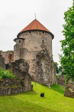 Cesis Ortaçağ kalesi, Letonya 'nın en ikonik ve en iyi korunmuş ortaçağ kalesi.