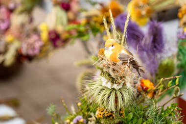 Verbos, Palm Sunday 'de Litvanya' nın Vilnius kentindeki katedralin yakınındaki bir açık hava pazarında kurutulmuş çiçek ve bitkilerden yapılan geleneksel el yapımı süslemeler.