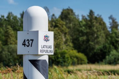 Letonya sınır kapısı ulusal amblem ve yazıyı gösteriyor LATVIJAS REPUBLIKA, Letonya Cumhuriyeti