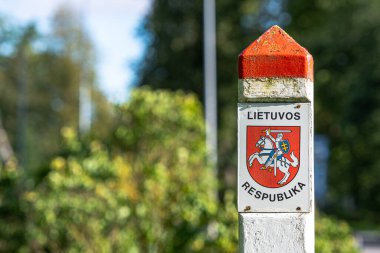 Litvanya sınır işareti ulusal amblem ve metin Lietuvos Respublika, Litvanya Cumhuriyeti