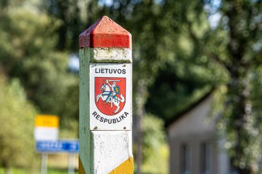 Litvanya sınır işareti ulusal amblem ve metin Lietuvos Respublika, Litvanya Cumhuriyeti